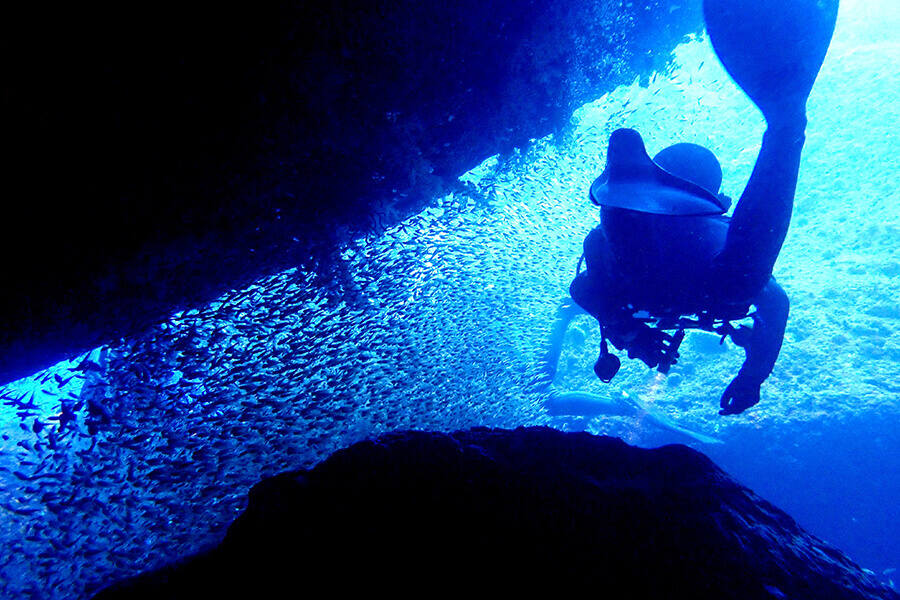 海中深く潜るダイバー